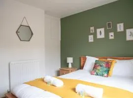 Cottenham - City Centre with Free Private Parking 2 toilets 4 Bedroom Sleeps 8