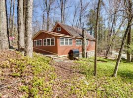 Greentown에 위치한 주차 가능한 호텔 Lake Wallenpaupack Cabin with Boat Trailer Parking