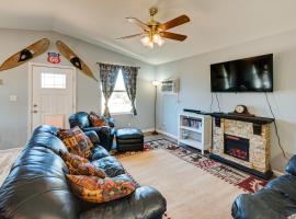 Kingman Vacation Rental with Private Yard and Fire Pit ค็อทเทจในคิงแมน