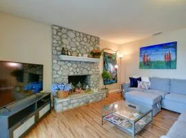 Sunny Lakefront Family Paradise with Deck and 2 Kayaks