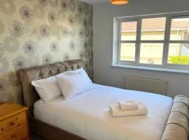 Ashford Holiday Home Sleeps 5 WIFI Parking