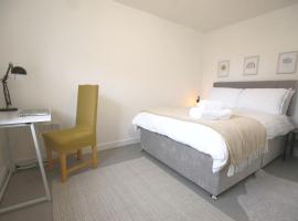 Double bed with Parking Desk TV Wi-Fi in Modern Townhouse in Long Eaton, cheap hotel in Long Eaton
