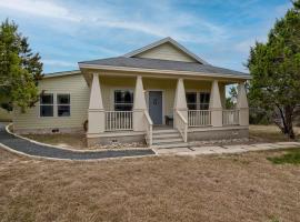 The Homestead for Outdoor Fun with Hot tub, BBQ, Playscape, Karaoke!, pet-friendly hotel in Dripping Springs