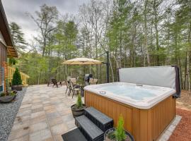 Scenic Murphy Cabin with Hot Tub, Fire Pit and Views, hotel em Murphy
