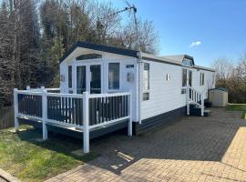 Cragside View Lodge, hotel with parking in Newton on the Moor