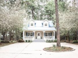 Pet Friendly Cottage Nestled in the Pines with Cozy Fire Pit only Minutes to BEACHES, hotell i Dauphin Island