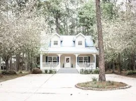 Pet Friendly Tranquil Cottage with Fire-Pit and Seasonal Hot Tub Sept-March Minutes to BEACHES