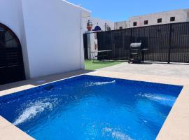 Casa Manila ALBERCA TERRAZA Y ACCESO A PLAYA, hotel dengan parkir di Bahía Kino