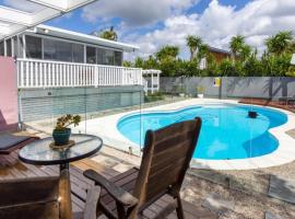 Family Home With Pool and Guest House, villa em Banksia Beach