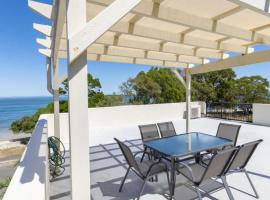 Modern Unit With Penthouse Views, holiday home in Bongaree