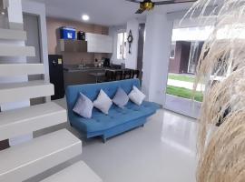 Casa frente al mar con piscina, hotell i Coveñas