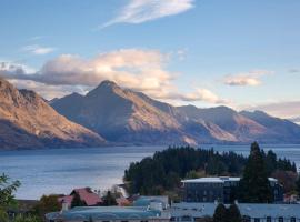 Villa Awa Lake Views Fire Place BBQ, budget hotel in Queenstown