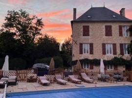 Inviting 3-Bed holiday home in Chateau-Garnier, hotel v mestu Château-Garnier