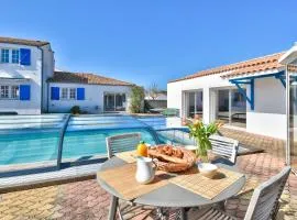 Maison 11 pers avec piscine & BBQ, centre à 650 m