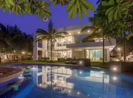 Villa Capri by StayVista - Featuring a swimming pool, mountain view and snooker table