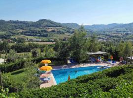 Il Girasole Country Village, сімейний готель у місті Massignano