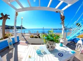 Beach Studio - Sleeps 2 & Private Ocean Terrace