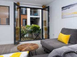 2 Middlecombe - Luxury Apartment at Byron Woolacombe, only 4 minute walk to Woolacombe Beach!, pet-friendly hotel in Woolacombe