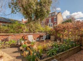 Pass the Keys Wonky Cottage with amazing garden, semesterhus i Leeds