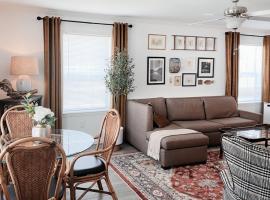Brand New 2 Bedroom Cottage on Seneca Lake: Himrod şehrinde bir otel