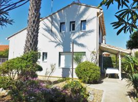 Holiday Home Les Vives by Interhome, hytte i Narbonne-Plage