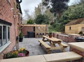 The Stables at Eriviat Hall, hotel i Henllan