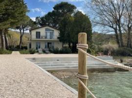 The Boathouse, at the lake、マジョーネの別荘