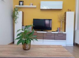 Agradable casa antigua reformada con patio, hotel in Espejón