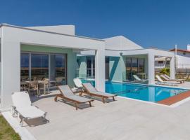 La Villa del Mare - Nafpaktos Beach – hotel z basenem w mieście Nafpaktos