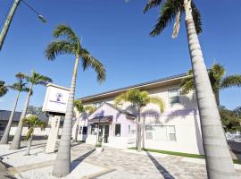 Queen Studio with Kitchen Pool and Parking - 121, hotel near Honeymoon Island State Park, Clearwater