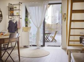Duplex dans village avec jardin, Hotel in Claix