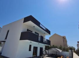 LuxVilla AURORA, golf hotel in Vodice