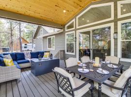 Spacious Lakeside Vacation Rental with Fire Pit, hotel in Lake of the Woods