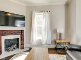 Spacious Chicago Condo with Deck Less Than 9 Mi to Downtown!, hotel Oak Parkban