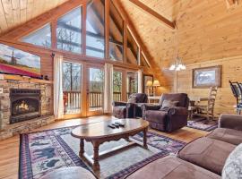 Above the Clouds, 4 Bedrooms, Pool Access, Private, Gaming, Sleeps 16, hytte i Gatlinburg