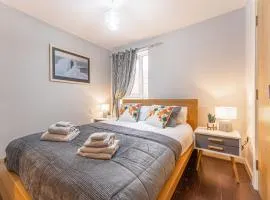 CONTRACTORS & RELOCATION Friendly City Centre Flat - Disable People Welcome - Free Parking, Fast Wifi, Smart TV And 2 Bathrooms, 7min walk from Train Station!
