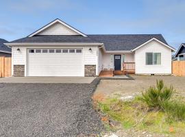 Ocean Shores Home with Game Room - Walk to Beaches!，維景灣畔的飯店