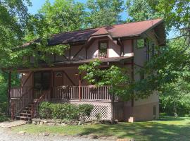 Secluded Chalet - Pet Friendly, hotel cu parcare din Columbus