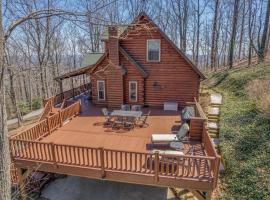 Huge Deck, Mountain Views And Pet Friendly, hotel amb aparcament a Tryon