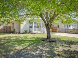 Lovely Morehead City Home with Fire Pit and Gas Grill: Morehead City şehrinde bir kulübe