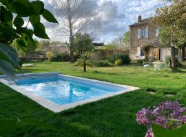 Mas Les Romarins, 10 min d'Uzès, grand jardin, nid de repos et base pour activités dans le Gard, max 8 adultes et 3 enfants, hotel met zwembaden in Uzès