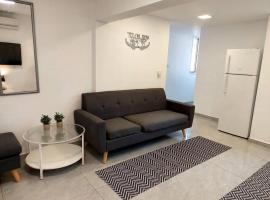 Cute and cosy 2 rooms Apartment, hotel com estacionamento em Ashdod