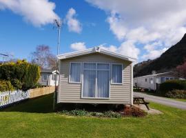 Dave and Jan's Conwy Caravan-Bryn Morfa，德干威的有停車位的飯店