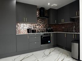 Two bed apartment with balcony Slough,Windsor,Legoland, hotel in Slough