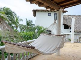 Casa Manzanillo - Bridge Room - Ocean View Room at Exceptional Beach Front Location, bed & breakfast σε Troncones