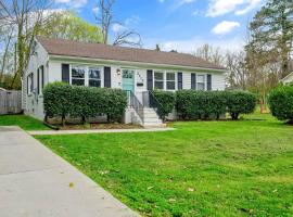 Cozy 3 Bedroom Cottage with Huge Fenced-In Yard, holiday rental in Raleigh