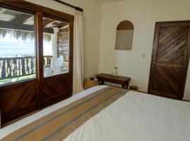 Casa Manzanillo - Ocean Room - Ocean View Room at Exceptional Beach Front Location, bed & breakfast σε Troncones