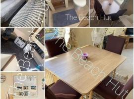 The Beach Hut on Lyons Winkups Holiday Park，Kinmel Bay的山林小屋