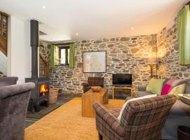 Lena Cottage at Wringworthy Farm on Dartmoor National Park, close to Tavistock, ideal base for exploring Devon and Cornwall, hiking, horse riding, golf, fuelled by green energy, vacation rental in Marytavy