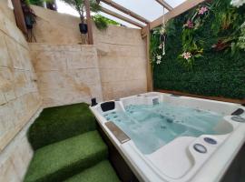 suite spa jacuzzi tout confort: Beaumont-sur-Oise şehrinde bir otel